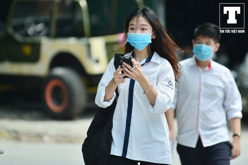 Ngoài không khí nô nức của phụ huynh và thí sinh; công tác phòng chống dịch Covid-19 được khẩn trương triển khai tại các điểm thi thì sự xuất hiện của các nữ sinh xinh đẹp cũng ngay lập tức nhận được sự chú ý.