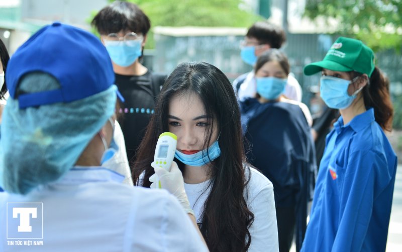 Được biết, Hà Nội năm nay là địa phương có số thí sinh đông nhất cả nước. Riêng học sinh lớp 12, Hà Nội có 75.465, tăng khoảng 3000 so với năm 2019. Toàn thành phố có 143 điểm thi với 3336 phòng thi.