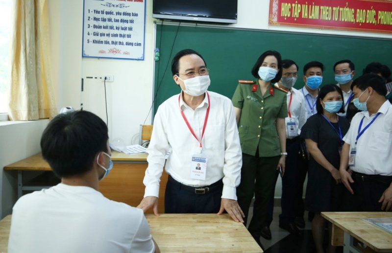 Bộ trưởng trò chuyện với các sĩ tử và nhắn nhủ: ''Chúc các em bình tĩnh, tự tin, cố gắng làm bài tốt nhất trong khả năng của mình. Đồng thời, lưu ý tuân thủ các yêu cầu về phòng chống dịch bệnh để bảo vệ sức khoẻ cho bản thân và cộng đồng, góp phần đảm bảo an toàn cho kỳ thi nói chung”.