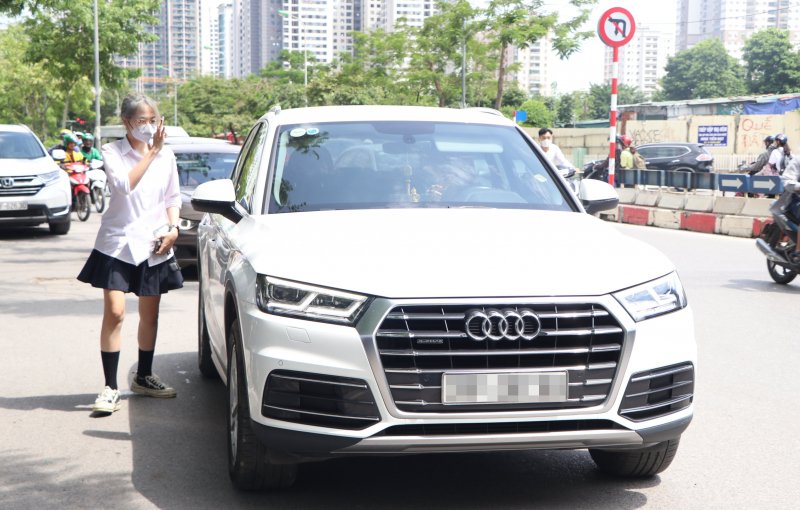 Nhiều phụ huynh luôn sát cánh bên con mình với mong muốn các sĩ tử đủ bình tĩnh, tự tin, thi tốt.