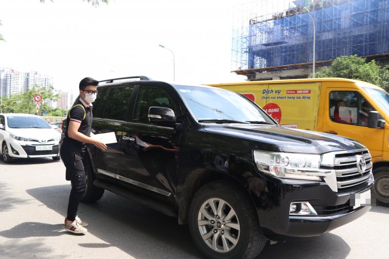 Nhiều phụ huynh dù công việc bận rộn nhưng gác hết công việc để ở nhà lo cho con.