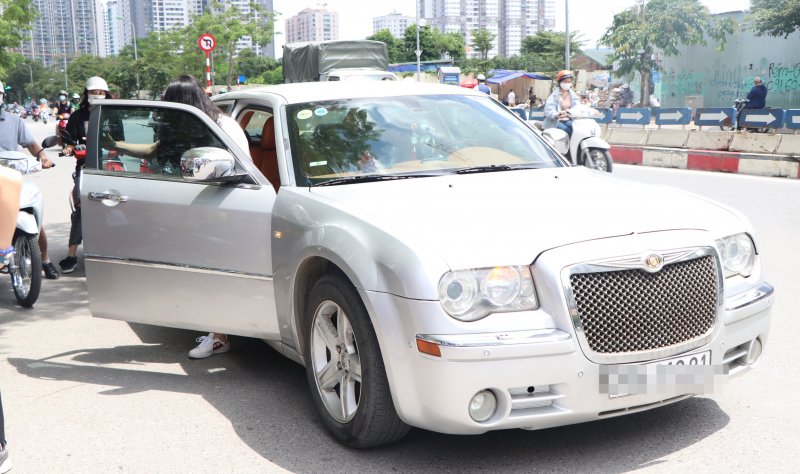 Chiếc xe hãng Chrysler 300C chở sĩ tử đến tận cổng trường.