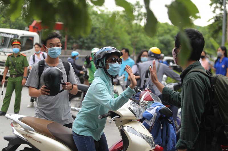 Chính vì vậy, cũng không khó hiểu khi nhiều thí sinh ăn mừng cùng phụ huynh ngay sau khi ra khỏi phòng thi.