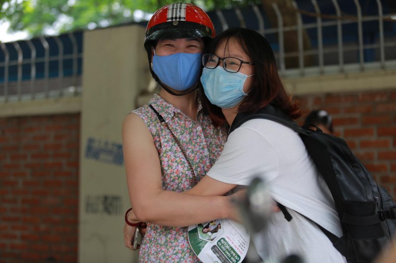 Nữ sinh ôm chầm lấy mẹ vì sung sướng.