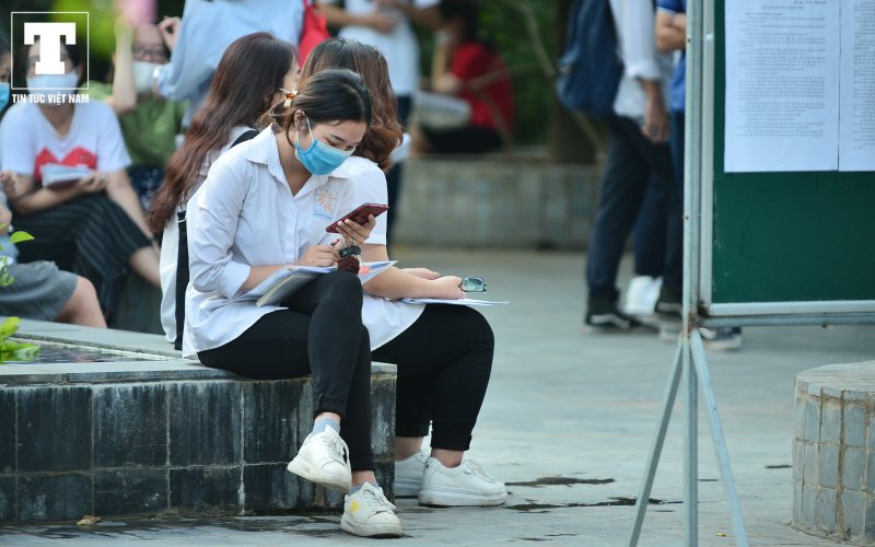 Một số thì tranh thủ khoảng thời gian ít ỏi trước khi thi để ôn lại kiến thức.