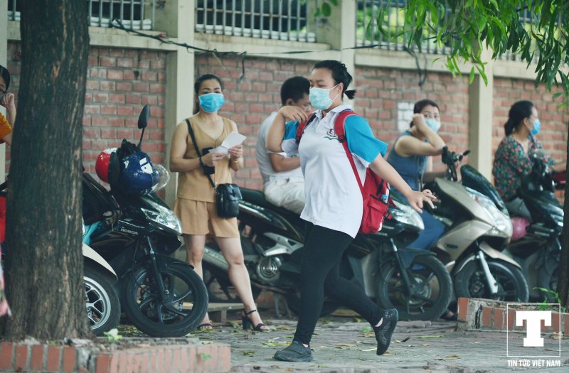 Khoảng 7h00, khi nhà trường đã đánh trống báo hiệu cho các học sinh vào phòng thi thì nhiều thí sinh mới bắt đầu đến.