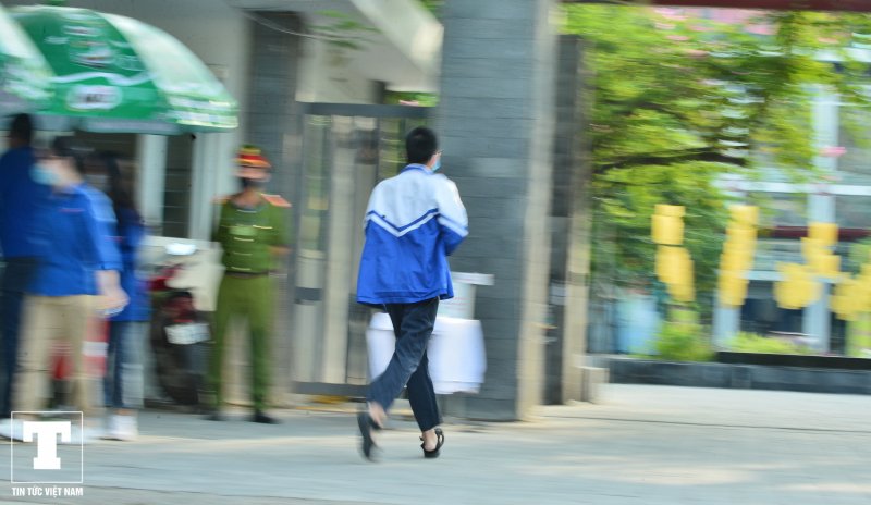 Với môn Văn thí sinh có thời gian 120 phút, thời gian phát đề là 7h30, bắt đầu làm bài là 7h35.