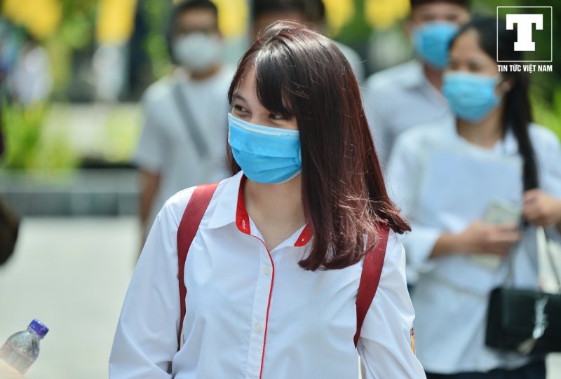Đề thi Ngữ văn năm nay rơi vào bài Đất nước của nhà thơ Nguyễn Khoa Điềm. Cụ thể, câu 2 phần làm văn yêu cầu thí sinh phân tích tư tưởng Đất nước của Nhân dân thể hiện trong một đoạn trích của bài thơ.