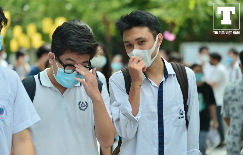 Kỳ thi tốt nghiệp THPT năm nay diễn ra trong hoàn cảnh đặc biệt, các thí sinh phải đeo khẩu trang trong suốt kỳ thi. Tuy nhiên, sự vui tươi khi hoàn thành bài thi của thí sinh có thể dễ dàng nhận thấy.