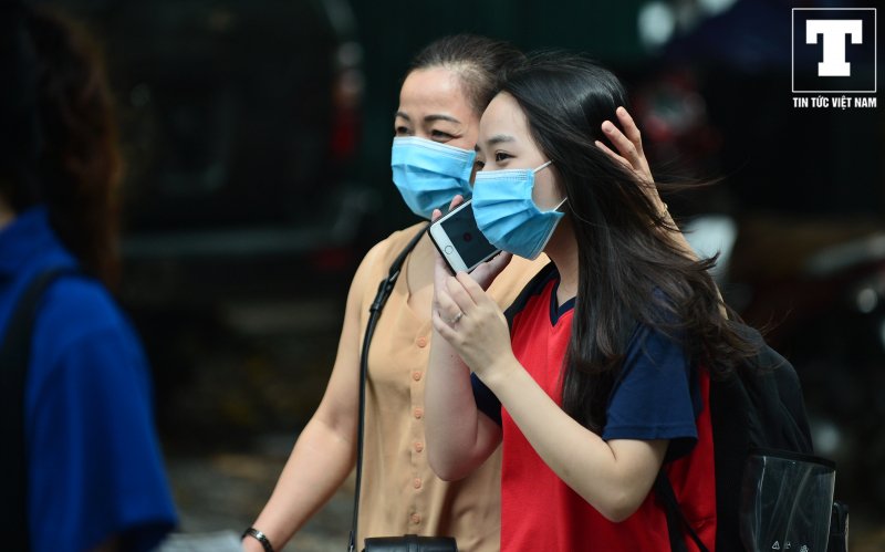 Thí sinh này nhanh chóng gọi điện báo kết quả cho người thân.