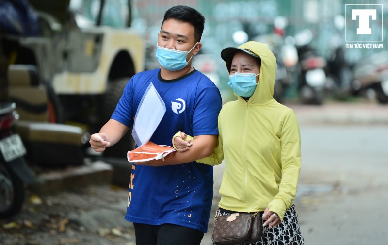 Vui vẻ cùng phụ huynh ra về...
