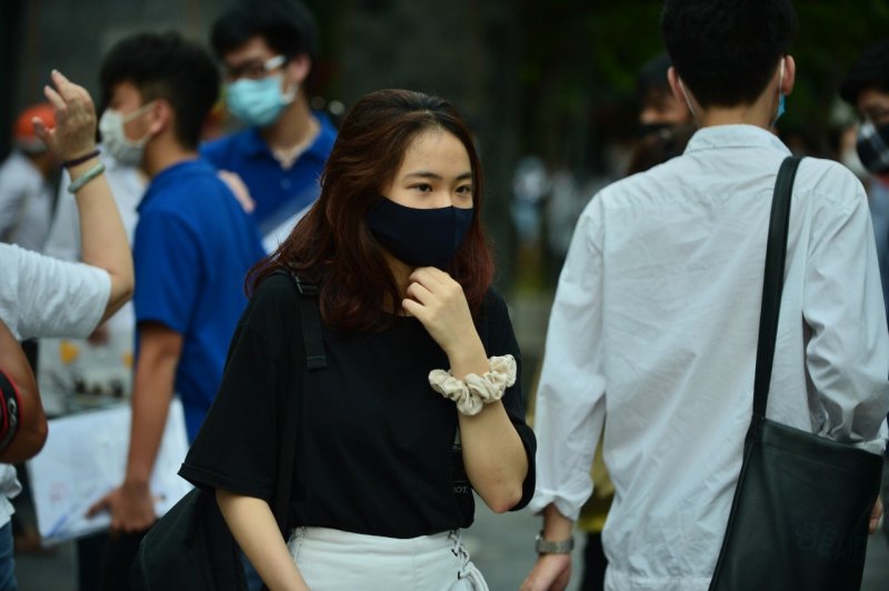 Ánh mắt buồn của nữ sinh khi ra về. Ngày mai, các thí sinh sẽ bước vào bài thi môn tổ hợp KHTN, bài thi tổ hợp KHXH và ngoại ngữ.