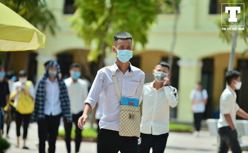 Trong buổi sáng nay, các thí sinh đã hoàn thành bài thi tổ hợp khoa học tự nhiên (Gồm môn Vật Lý, Hóa học, Sinh học), tổ hợp khoa học xã hội (gồm môn: Lịch sử, Địa lý và GDCD) với thời gian làm bài mỗi môn 50 phút.