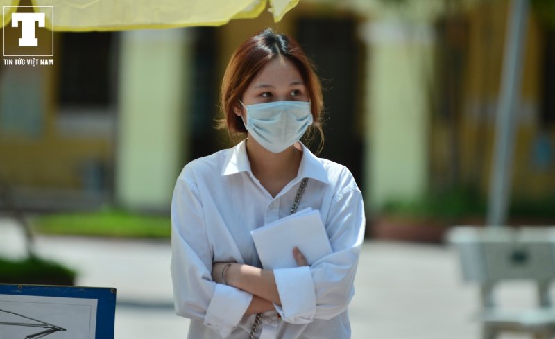 Tại điểm thi trường THPT Cầu Giấy (Hà Nội), đa số các thí sinh đều hoàn thành tốt bài thi của mình và đánh giá đề năm nay không khó vừa sức ở cả hai tổ hợp khoa học tự nhiên và khoa học xã hội.
