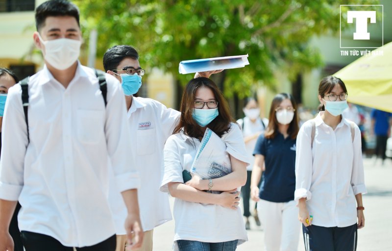 Một số học sinh dùng Atlat Địa lý (tài liệu được phép mang vào phòng thi) hay áo chống nắng để chống lại ánh nắng gắt buổi trưa.