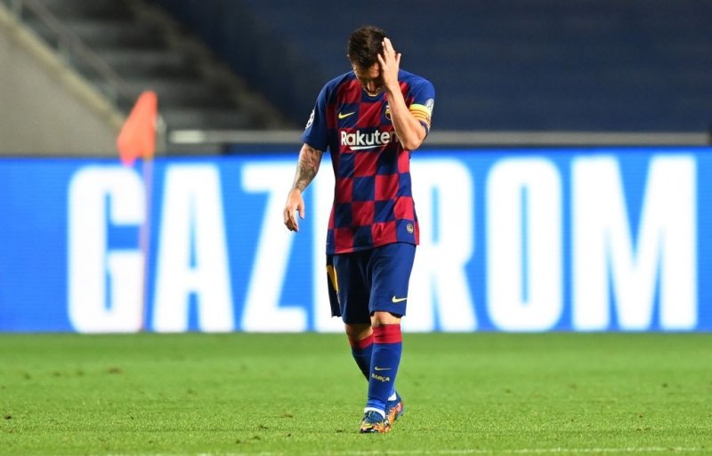 Mỗi khi Barca nhận bàn thua, ống kính truyền hình ngay lập tức bắt khoảnh khắc của Messi. Thủ quân Barca liên tục cúi đầu, thể hiện cảm xúc chán nản. Đây là hình ảnh Messi cúi đầu, sau khi Philippe Coutinho ghi bàn thắng thứ 8 cho Bayern. Các bàn thua của Barcelona diễn ra dồn dập, chỉ trong vài phút. Điều này khiến Messi và những cầu thủ Barca choáng váng và không hiểu chuyện gì đang xảy ra.