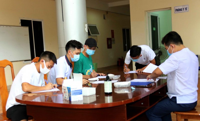 Các bác sỹ đội tuyển cũng chuẩn bị đầy đủ khẩu trang y tế, nước rửa tay sát khuẩn, bố trí phòng cách ly và các trang thiết bị y tế cần thiết khác để phục vụ các thành viên đội tuyển khi đến hội quân.