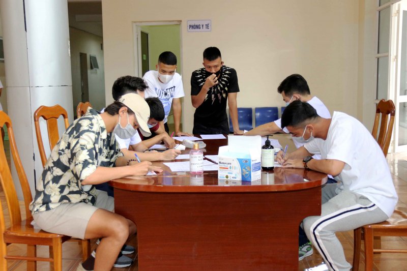 Đặc biệt, căn cứ đề nghị của Tổng cục TDTT và LĐBĐVN, Cục Quản lý Khám, Chữa bệnh – Bộ Y Tế đã hỗ trợ cử các chuyên gia y tế của bệnh viện Bạch Mai (Hà Nội) tới lấy mẫu xét nghiệm Realtime RT-PCR cho toàn bộ các thành viên của đội.