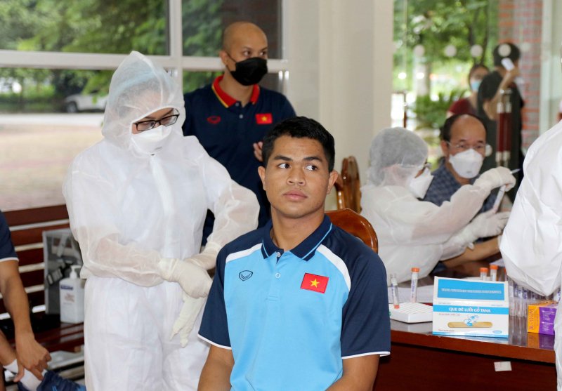 Do vậy, ĐT U22 Việt Nam sẽ không có bất cứ hoạt động nào trong ngày mai (17/8) và chỉ sinh hoạt trong khuôn viên Trung tâm đào tạo bóng đá trẻ Việt Nam. Sau khi có kết quả xét nghiệm và hoàn tất kiểm tra y tế, thầy trò HLV Park Hang-seo sẽ bước vào buổi tập đầu tiên vào chiều ngày 18/8.