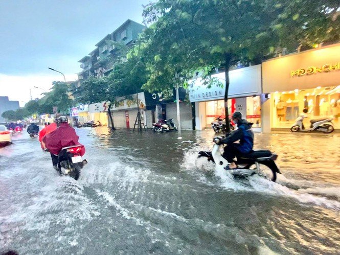 Theo cảnh báo của Trung tâm dự báo khí tượng thủy văn, đợt mưa này có khả năng gây sẽ ngập úng cho nhiều tuyến phố nội thành từ 0,2m đến 0,5m; đặc biệt tại các quận như: -Quận Hai Bà Trưng: Mạc Thị Bưởi, Vân Hồ... Quận Tây Hồ: Thụy Khuê, Trích Sài... Quận Đống Đa: phố Trường Chinh, Tôn Thất Tùng, Thái Hà, Láng, Nguyễn Khuyến, Trần Quý Cáp... Quận Thanh Xuân: phố Nguyễn Trãi, Lê Văn Lương, Tố Hữu, Vương Thừa Vũ, ... Quận Hoàn Kiếm: phố Phan Bội Châu, Lý Thường Kiệt, Phùng Hưng, Nguyễn Hữu Huân, Đường Thành -Bát Đàn... Quận Hoàng Mai: phố Tân Mai, Hồ Linh Đàm, Nguyễn Chính, Giải Phóng, Lĩnh Nam, Minh Khai...Quận Ba Đình: phố Đội Cấn, Trấn Vũ, Chu Văn An, Ngọc Hà-Lê Hồng Phong, Điện Biên Phủ-Nguyễn Tri Phương... Quận Cầu Giấy: phố Hoa Bằng, Nguyễn Khang, Nghĩa Đô, Tô Hiệu, Trần Bình... Quận Bắc Từ Liêm: phố Tân Xuân, Xuân Đỉnh, Phạm Văn Đồng, Cổ Nhuế... Quận Long Biên: Nguyễn Văn Cừ, Ngọc Lâm.