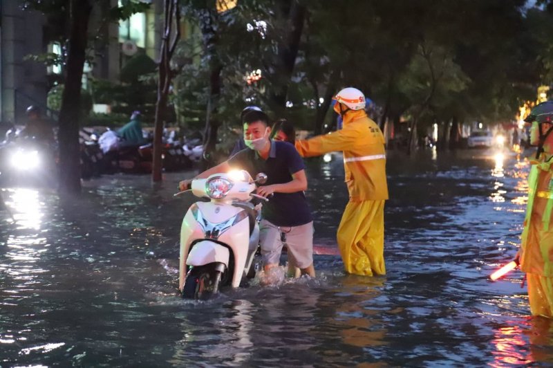 Tại các tuyến phố Lý Thường Kiệt, Phan Bội Châu khiến việc di chuyển của người dân khó khăn. Ảnh Vietnamnet.