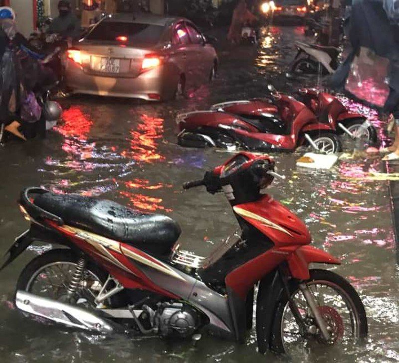 e máy ngập sâu trong nước tại đường Phùng Hưng. Ảnh: Trần Agừ Bgu.