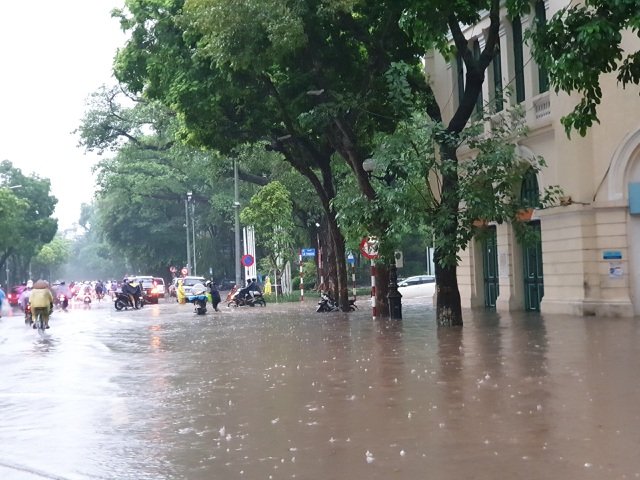 Trên các quận Đống Đa, Hoàng Mai, Ba Đình, Hoàn Kiếm, Hai Bà Trưng, Cầu Giấy, Tây Hồ, Bắc Từ Liêm..., lượng mưa phổ biến từ 20-70mm và vẫn còn tiếp tục mưa to. Ảnh Dân trí.