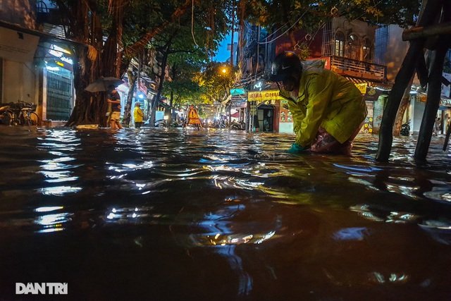 Theo nhận định một lãnh đạo Xí nghiệp Thoát nước số 1, mưa lớn dồn dập với lượng khoảng gần 110 mm nên chỉ trong vòng chưa đến 1 giờ đồng hồ, nhiều tuyến phố trên địa bàn quận Hoàn Kiếm đã bị ngập. Lượng nước lớn vượt quá khả năng tiêu thoát nước của hệ thống nên lực lượng chức năng đã lập tức triển khai các phương án để xử lý ngập lụt.