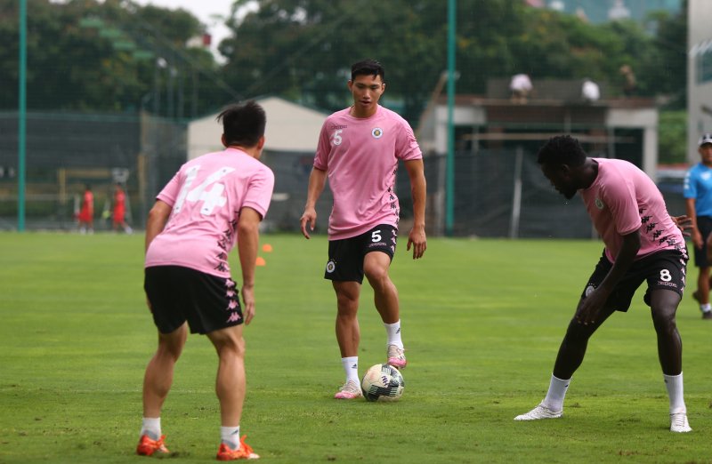 Tại Hà Lan, Văn Hậu cũng thường xuyên ra sân trong màu áo đội trẻ SC Heerenveen. Anh là nhân tố quan trọng giúp đội bóng này dẫn đầu bảng, trước khi giải đấu buộc phải hủy bỏ.