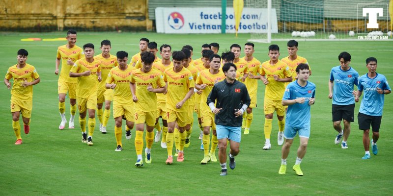 Khi bước vào bài chạy khởi động của buổi tập, không khí ở cả 2 đội rất trầm lắng, nhận ra điều này, từ trên khán đài HLV Park Hang-seo đã hô to 