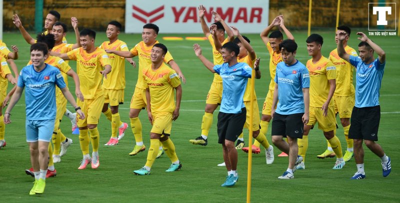 Ngay lập tức, tất cả đồng thanh hô vang 