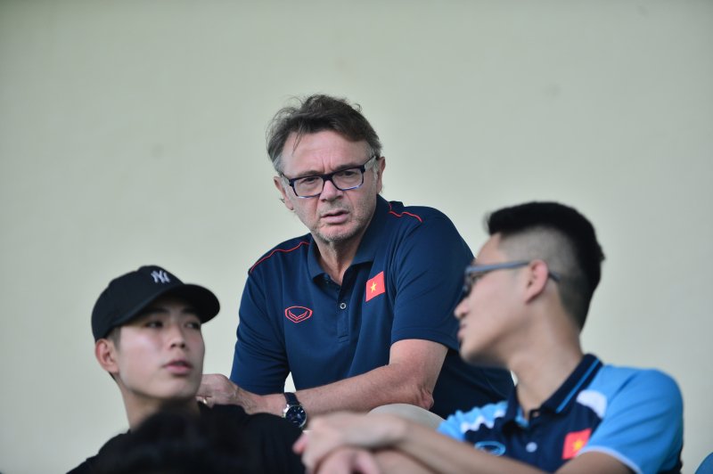 Ngoài ra, trong buổi tập này cũng có sự xuất hiện của HLV của U19 Việt Nam, ông Philippe Troussier.