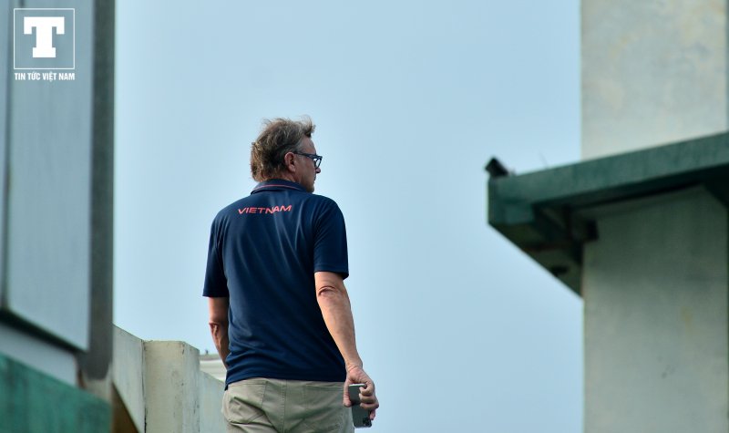 Ông Philippe Troussier cũng thường xuyên di chuyển để quan sát cách huấn luyện của thầy Park và các cầu thủ U22 Việt Nam.