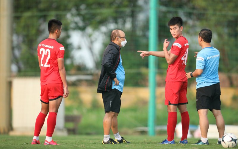 Cuối buổi tập, HLV Park Hang-seo xuống sân chỉnh sửa riêng cho Nhâm Mạnh Dũng (Viettel) và Nguyễn Trần Việt Cường (Becamex Bình Dương).