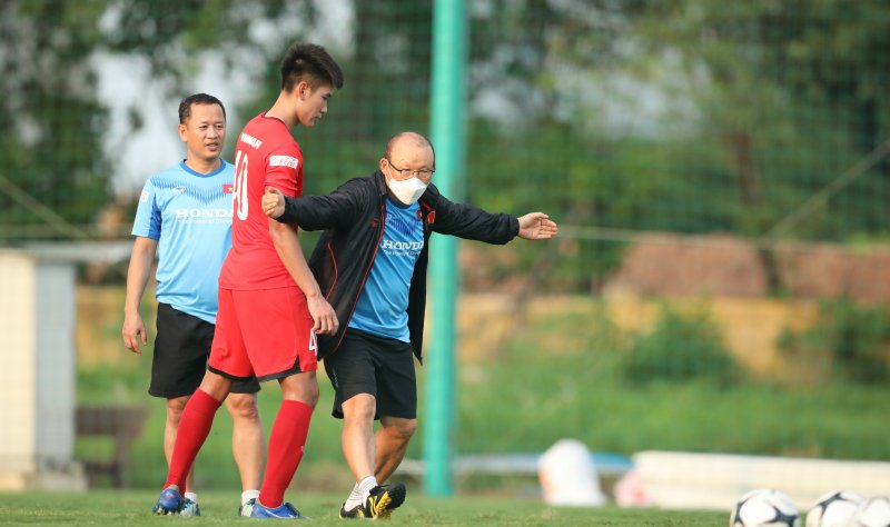 Thông qua trợ lý ngôn ngữ Lê Huy Khoa, thầy Park truyền tải kỹ thuật cho hai cầu thủ của U22 Việt Nam. Đặc biệt là Nhâm Mạnh Dũng, cầu thủ sinh năm 2000 có thể hình tương đối lý tưởng khi sở hữu chiều cao 1m81 cùng khả năng tỳ đè và độc lập tác chiến trên hàng công khá tốt, đặc biệt rất mạnh trong những tình huống không chiến.