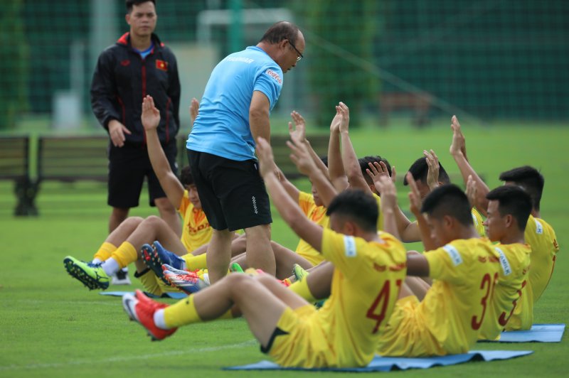 HLV Park Hang-seo thường xuyên đốc thúc các học trò.