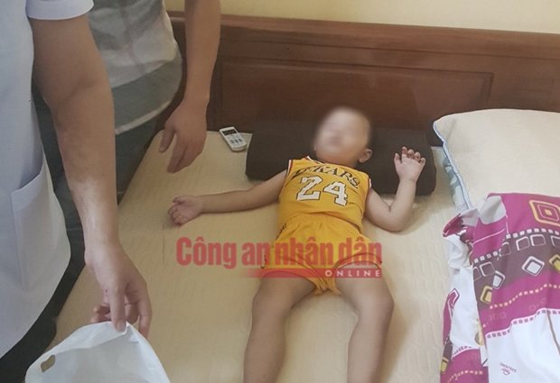 Gia Bảo được lực lượng công an giải cứu - Ảnh: Báo Công an nhân dân.
