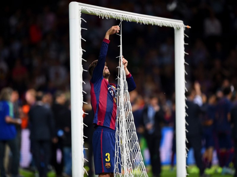 Trước đó, trung vệ Gerard Pique gọi mành lưới là 