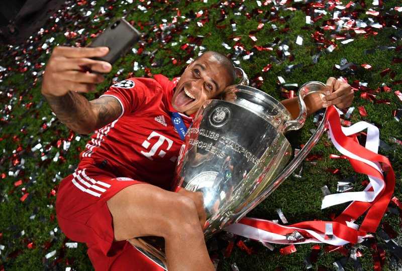 Thiago Alcantara tranh thủ lưu lại kỷ niệm với chiếc Cup tai to. Tiền vệ người Tây Ban Nha gốc Brazil gia nhập Bayern từ 2013 và được cho là sẽ ra đi trong hè này, khi hết hạn hợp đồng.