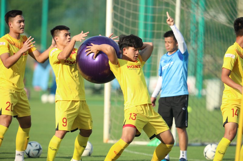 U22 Việt Nam khởi động bằng những bài tập nhẹ cùng bóng cao su. Các cầu thủ tỏ ra thích thú bởi ở những buổi tập trước đó, ban huấn luyện thường cho U22 Việt Nam khởi động bằng những bài chạy bộ và di chuyển với bóng quen thuộc.