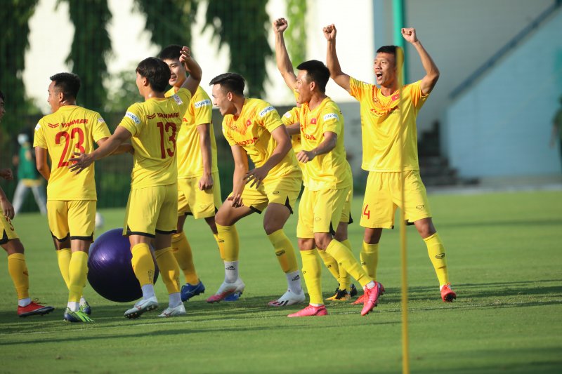 Bài tập này tạo nên khá nhiều tiếng cười cho các cầu thủ bởi hiếm khi họ tập dắt bóng với một quả bóng ngoại cỡ.