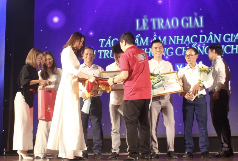Tô Minh Cường nhận bằng khen của Tổng giám đốc Đài tiếng nói Việt Nam.