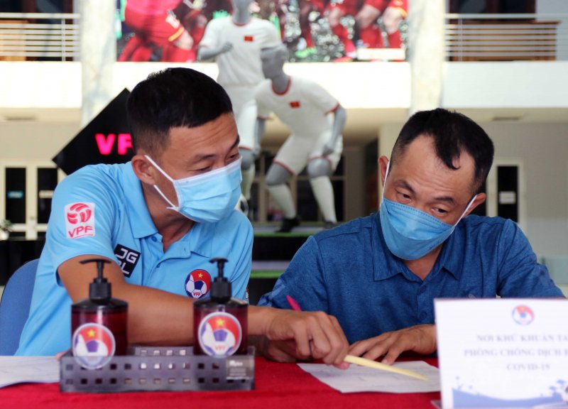 Bên cạnh bài kiểm tra bắt buộc về thể lực, các trọng tài cũng sẽ phải trải qua các bài kiểm tra về Luật thi đấu 2020/2021, đồng thời tham gia thảo luận, rút kinh nghiệm về công tác điều hành các trận đấu.