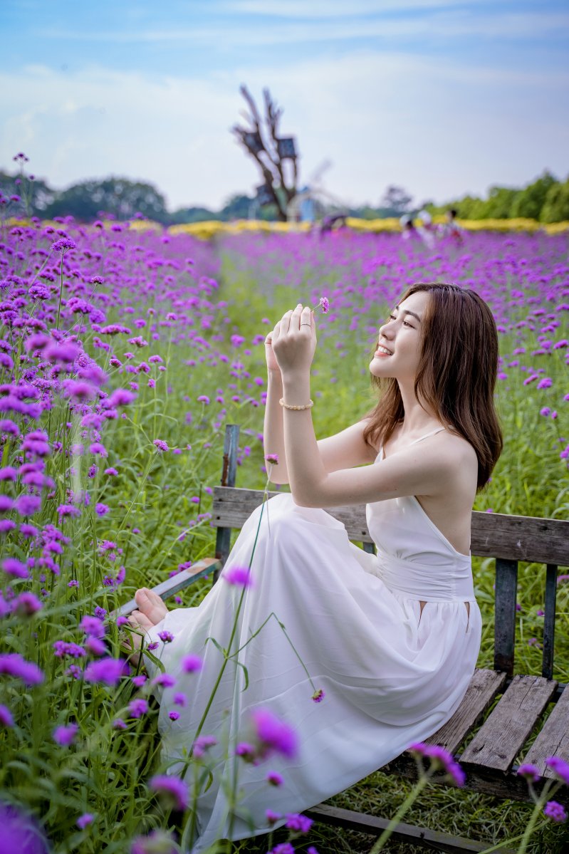 Thiếu nữ tạo dáng trong khung cảnh lãng mạn, ngập tràn màu tím mộng mơ.