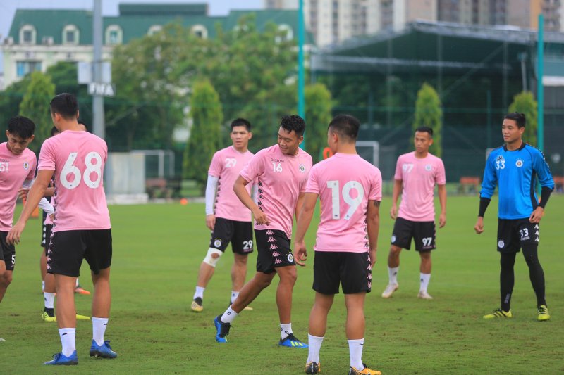 1 cầu thủ đáng chú ý khác là Thành Chung, những trận đấu gần đây, anh luôn được HLV Chu Đình Nghiêm đôn lên đá tiền đạo.
