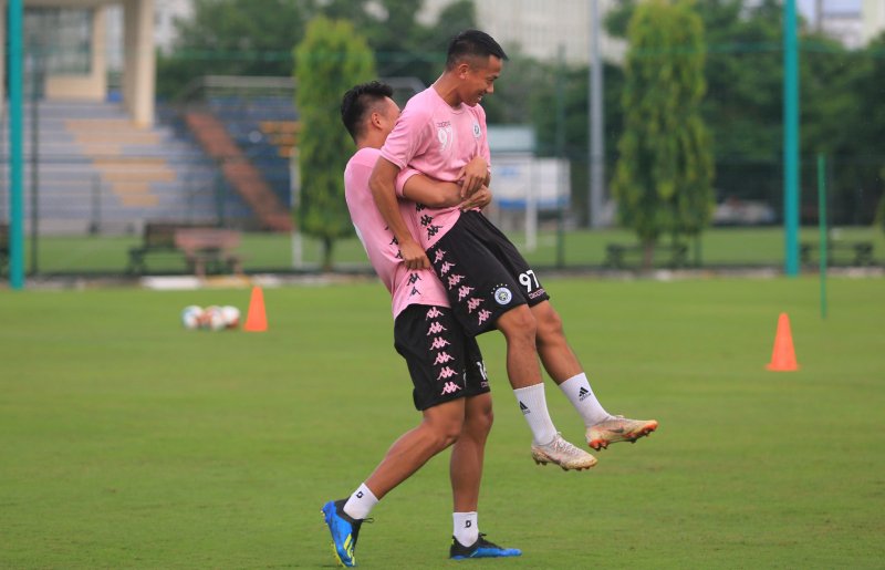 Thành Chung tỏ ra rất thoải mái khi vui đùa cùng đồng đội.
