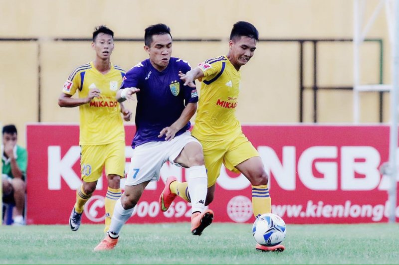 Tiền vệ Vũ Mạnh Duy (bên phải).