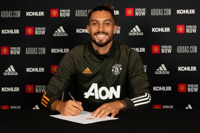 Alex Telles đặt bút kí vào bản hợp đồng có thời hạn 4 năm với Man Utd.