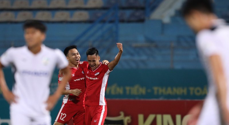 Tấn công không hiêu quả, HAGL sớm nhận bàn thua khi chỉ sau 11 phút bóng lăn, thủ thành Bửu Ngọc đã phải vào lưới nhặt bóng sau cú dứt điểm rất khó chịu của Hồ Khắc Ngọc.