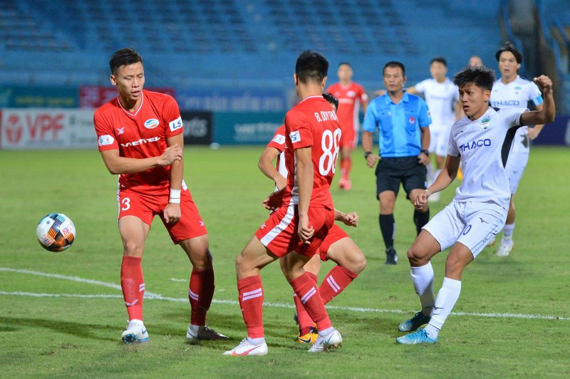 Tuy nhiên, những pha bóng đưa vào trong của Bảo Toàn và Hồng Duy chưa đủ sắc bén để loại bỏ hàng hậu vệ kiên cố của Viettel.